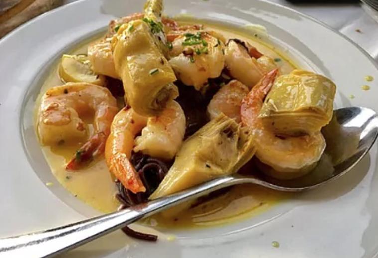 Alcachofas con colas de langostinos